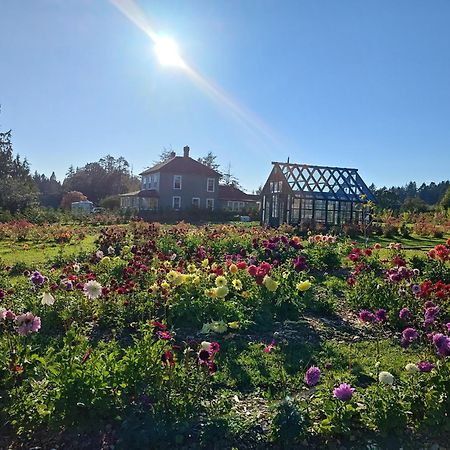 Woodside Farm Country Inn Sooke Dış mekan fotoğraf